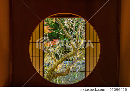 Autumn in Higashiyama, Kyoto Unryuin with autumn leaves Window of Enlightenment 95096436