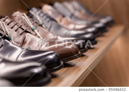 Leather shoes were lined up on the store shelves. Leather shoes were lined up on the store shelves. 95096832