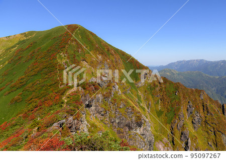 從山脊上眺望秋葉的一倉山絕景 95097267