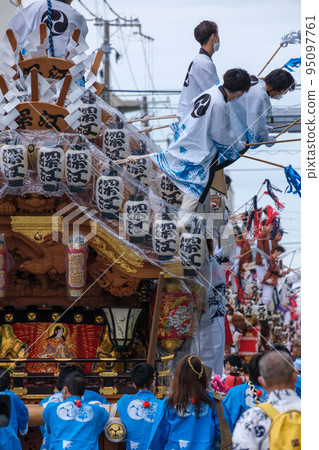 神戶灘的團尻祭。 43 danjiri 在一個大城市中游行穿過城市。 95097761
