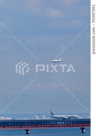 飛機即將降落 飛機即將降落 95097981