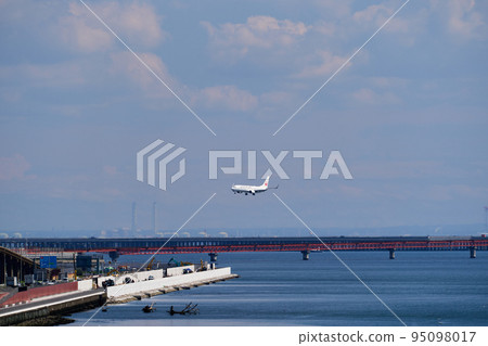 飛機即將降落 95098017