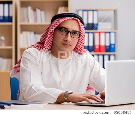 Arab businessman working in the office 95098495