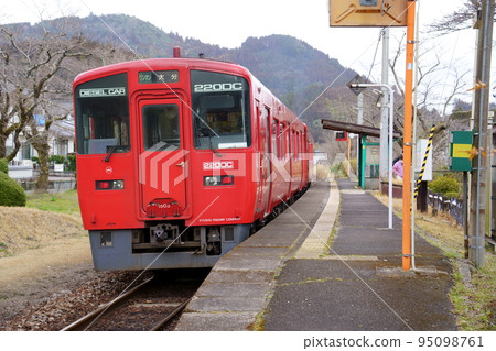 Kiha 200系列柴油列車停靠在北山田站（JR九州九大本線） 95098761