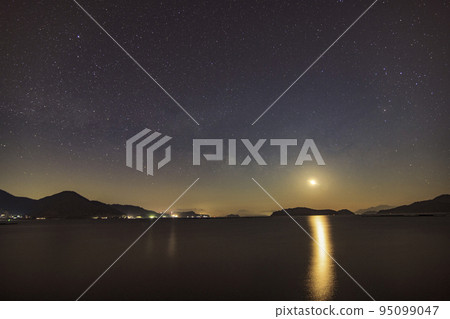 瀨戶內海的冬季星空天蠍座、銀河系和午夜升起的月亮 95099047
