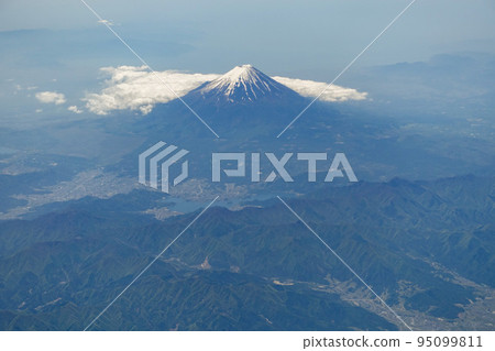 從天空看到的美麗的富士山 從天空看到的美麗的富士山 95099811