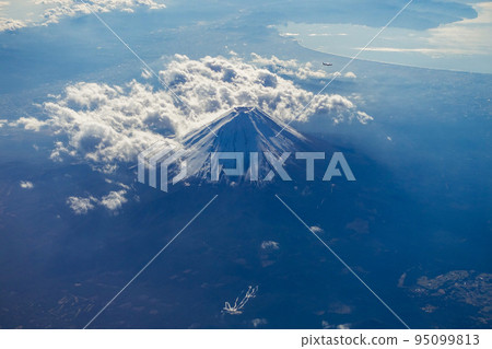 從天空看到的美麗的富士山 從天空看到的美麗的富士山 95099813