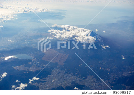 從天空看到的美麗的富士山 從天空看到的美麗的富士山 95099817