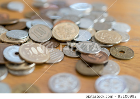 large amount of coins 95100992