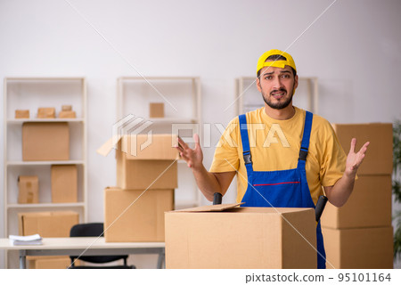 Young male contractor doing home relocation 95101164