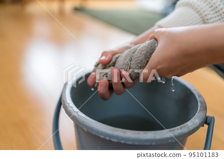 婦女專注於布 婦女專注於布 95101183