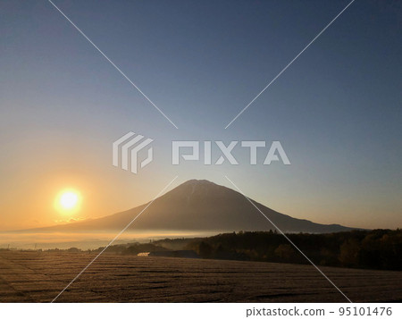 Early autumn sunrise, Mt. Yotei and sea of clouds 95101476
