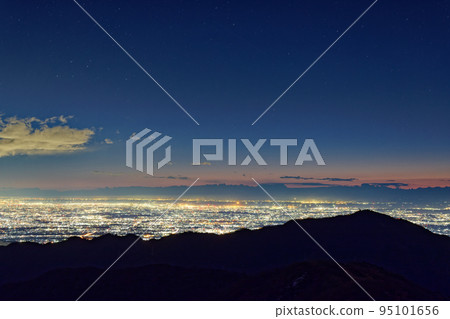 黎明前從丹澤遠岳看關東平原和大山的夜景 95101656