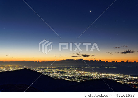 黎明時分從丹澤的洞嶽山看大仙、表根和湘南的夜景 95101658