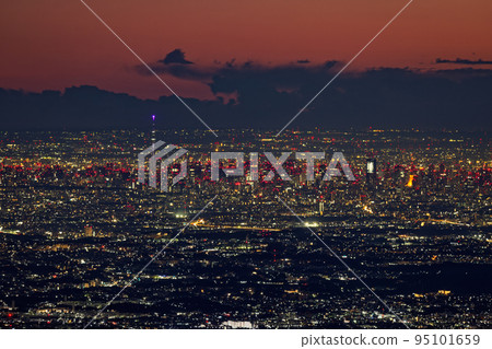 東京市中心的建築物和清晨的東京晴空塔,從丹澤的門嶽山 東京市中心的建築物和清晨的東京晴空塔,從丹澤的門嶽山 95101659