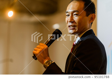 man giving a seminar 95101788
