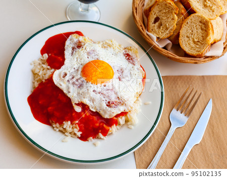 Arroz a la cubana, rice with fried egg 95102135
