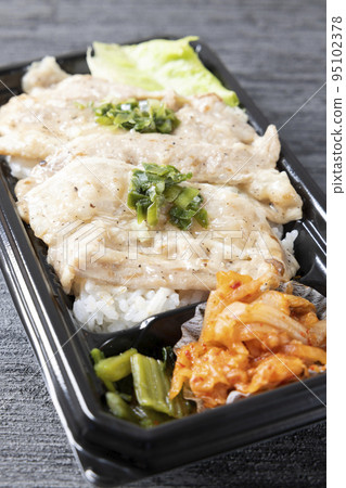 美味的韓國燒烤,五花肉便當 美味的韓國燒烤,五花肉便當 95102378