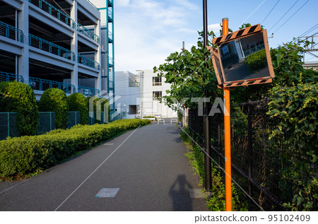 [Japan] Tokyo, a curved mirror standing on an unmanned sidewalk 95102409