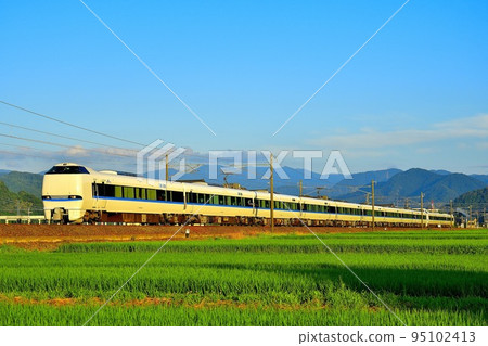 A train running in the setting sun ② 95102413