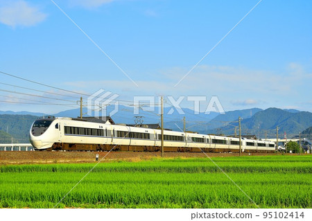 A train running in the setting sun ③ 95102414