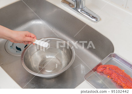 [Put salt in a bowl to make salmon roe pickled in soy sauce] 95102442