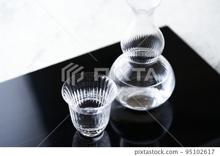 日本酒倒入玻璃的清酒杯 95102617
