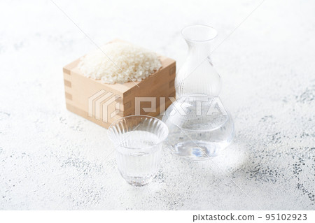 日本酒倒入玻璃的清酒杯 日本酒倒入玻璃的清酒杯 95102923