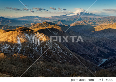 清晨從丹澤山脈的遠嶽山看到的鍋張山和富士山 95103000