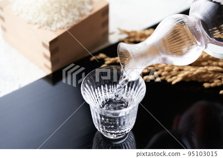 Pour sake into the sake cup of the glass Pour sake into the sake cup of the glass 95103015