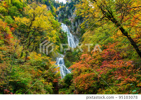 北海道秋葉中的羽衣瀑布 95103078