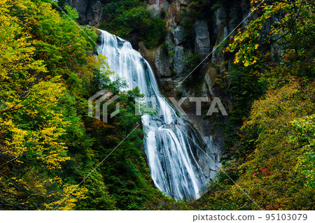 Hagoromo Falls in autumn leaves, Hokkaido Hagoromo Falls in autumn leaves, Hokkaido 95103079