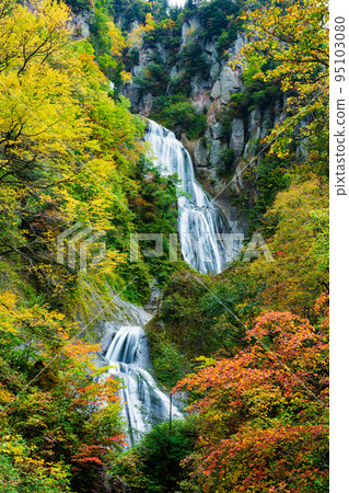 Hagoromo Falls in autumn leaves, Hokkaido 95103080