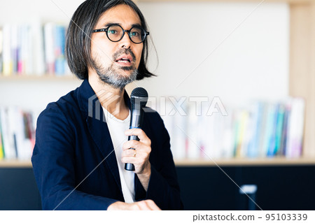 middle man giving a speech middle man giving a speech 95103339