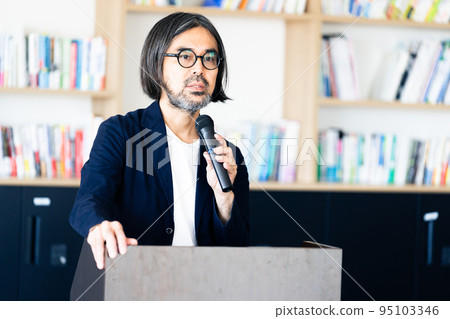 middle man giving a speech 95103346