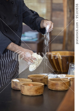 Pizza Art. The process of making pizza 95103656
