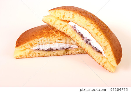 Cross section of dorayaki (grain bean paste whip) 95104753