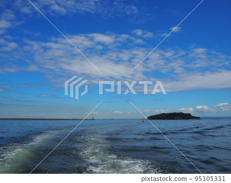 Sarushima Island in Kanagawa Prefecture and wake waves behind the ship Sarushima Island in Kanagawa Prefecture and wake waves behind the ship 95105331
