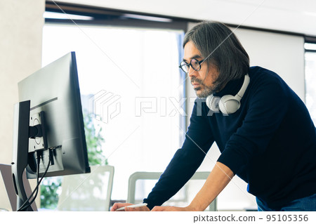 creative middle man 95105356