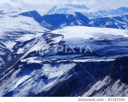 Mt. Tomuraushi in snow from the Midori-dake mountain trail 95105384