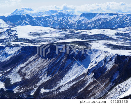 Mt. Tomuraushi in snow from Midoridake in the Daisetsu Mountain Range 95105386