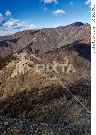 Tanzawa Omote Ridge and Mt. Tonodake seen from Sannoto in winter Tanzawa Omote Ridge and Mt. Tonodake seen from Sannoto in winter 95105865