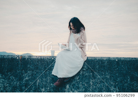 Photo of a woman with a beautiful sunrise 95106299