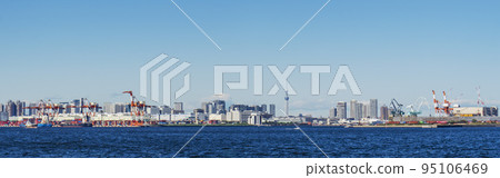 東京灣海岸風光,天空樹和建築物可見/藍天復制空間 東京灣海岸風光,天空樹和建築物可見/藍天復制空間 95106469