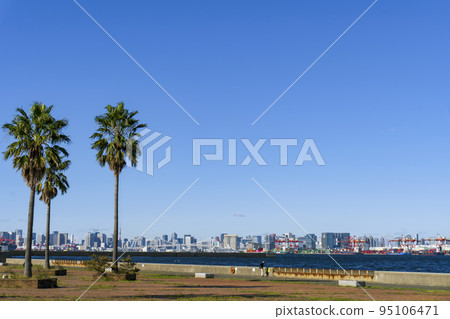 以台場建築為背景的棕櫚樹城南島海濱公園/複製空間 以台場建築為背景的棕櫚樹城南島海濱公園/複製空間 95106471