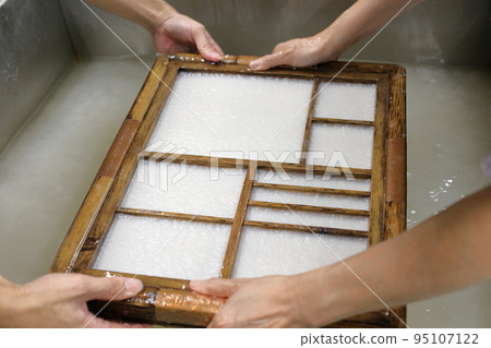 體驗造紙的婦女 95107122