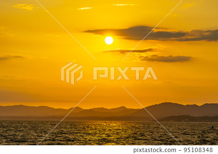 宍道湖的夕陽(島根縣松江市) 宍道湖的夕陽(島根縣松江市) 95108348