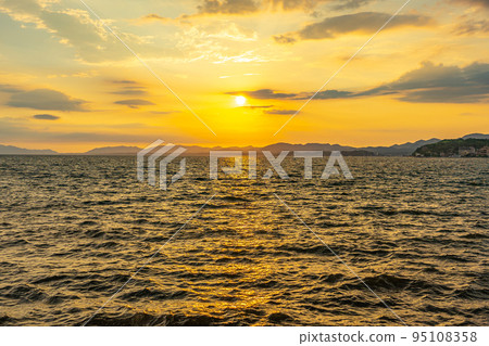 宍道湖的夕陽(島根縣松江市) 宍道湖的夕陽(島根縣松江市) 95108358
