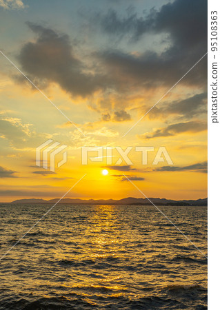 宍道湖的夕陽(島根縣松江市) 宍道湖的夕陽(島根縣松江市) 95108363