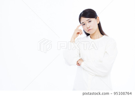 一個三十多歲的女人擔心抱頭 95108764